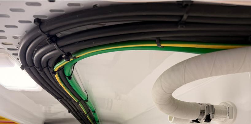 Flexible marine cables routed around the hull of a vessel